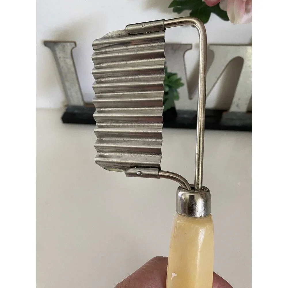 Vintage Vegetable Crinkle‎ Cutter Potato Cheese Slicer Beige Plastic Handle EUC